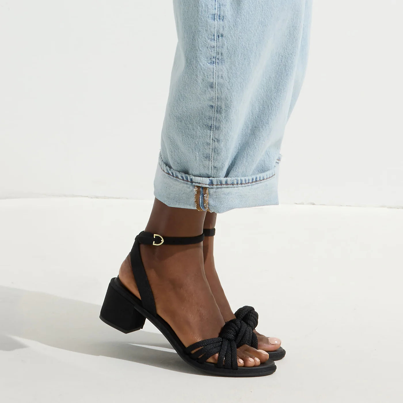 FLATREVE  The Knot Sandal